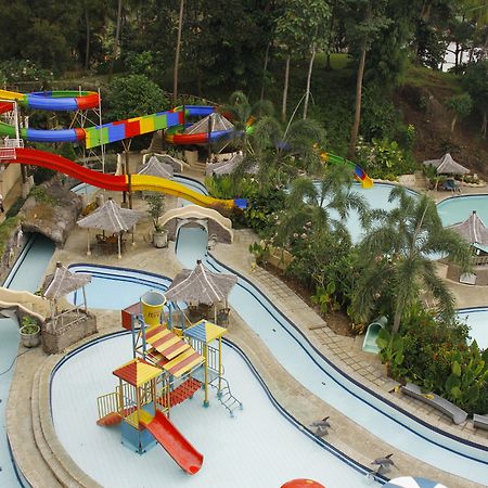 Hawaii Resort Family Suites Anyer Exterior photo