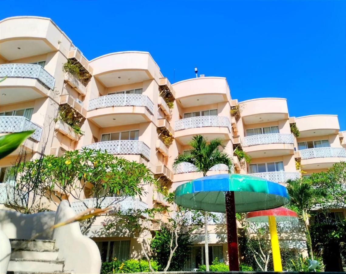 Hawaii Resort Family Suites Anyer Exterior photo