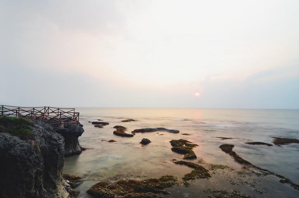 Hawaii Resort Family Suites Anyer Exterior photo