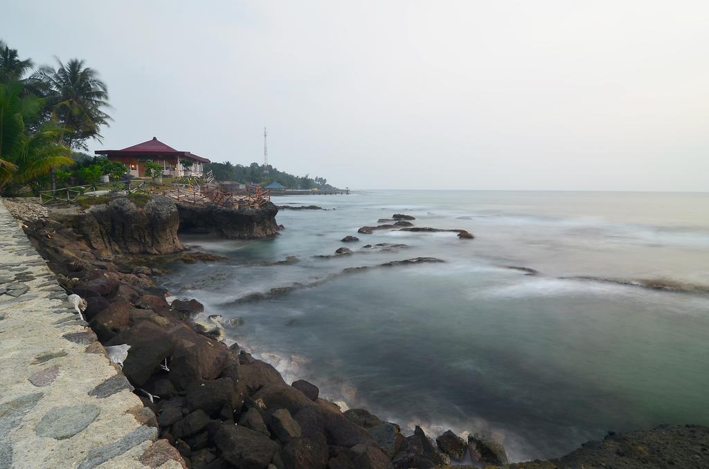 Hawaii Resort Family Suites Anyer Exterior photo