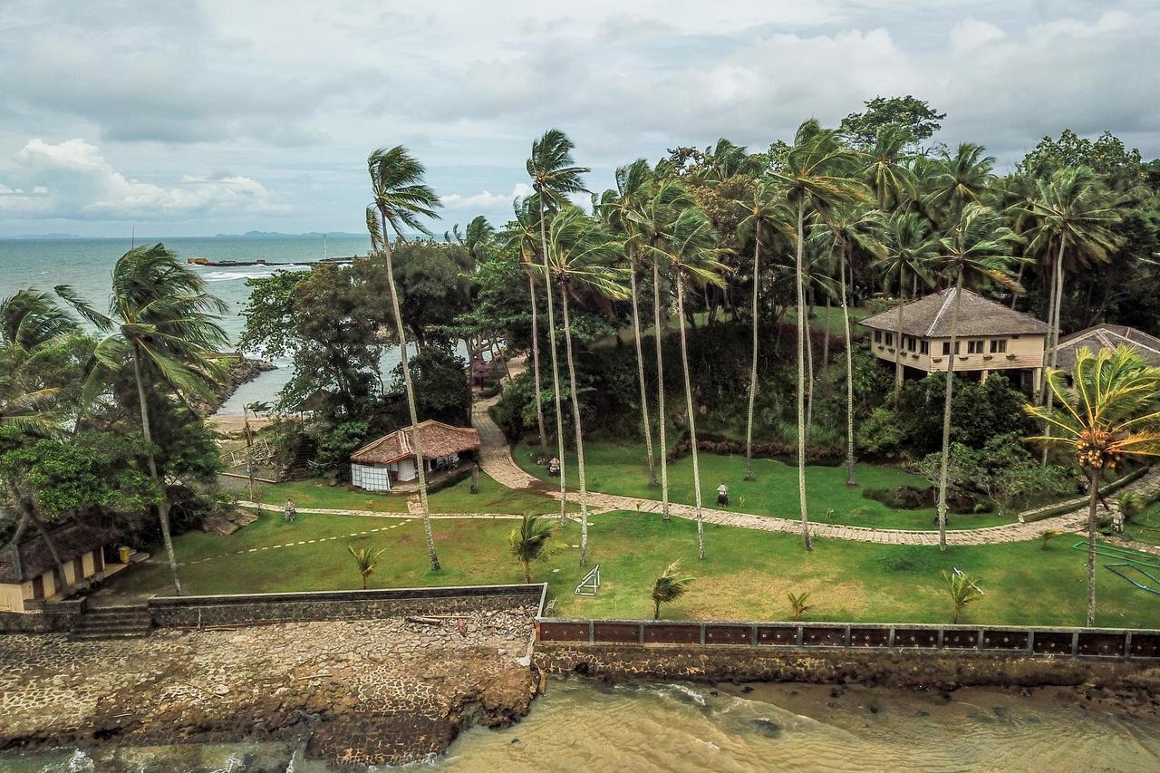 Hawaii Resort Family Suites Anyer Exterior photo